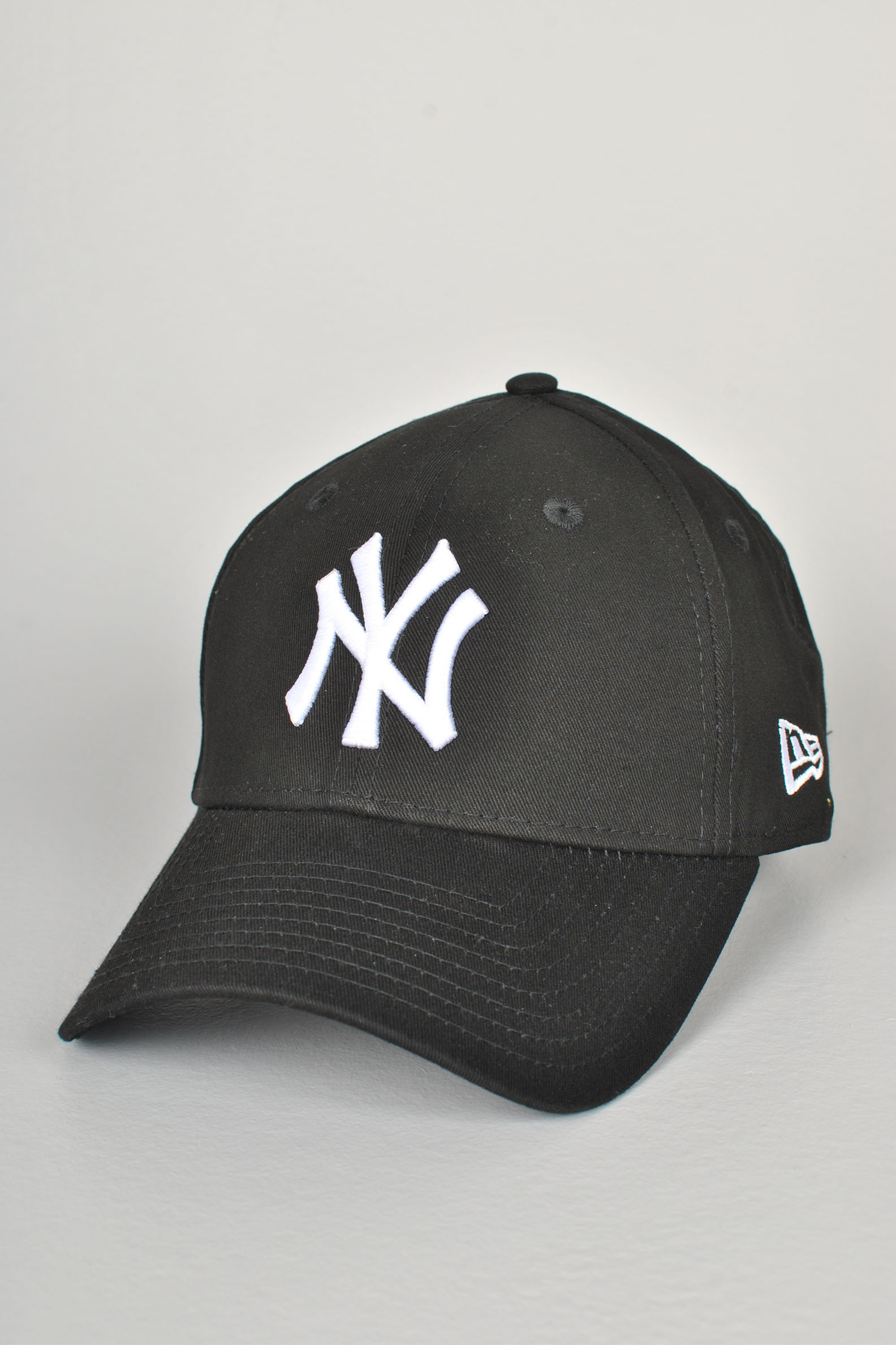 NY Yankees 9Forty Adjustable Cap, Black/White