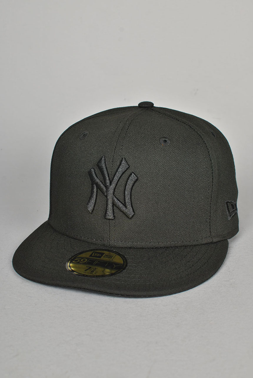 NY Yankees Authentic Collection Black On Black 59FIFTY Fitted Cap