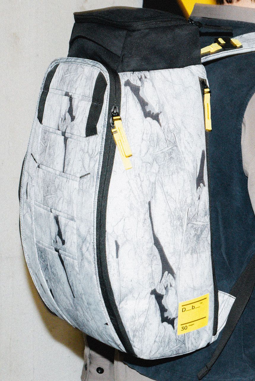 Hugger Backpack 30L | 30 L | Basalt-White | 7071313607777